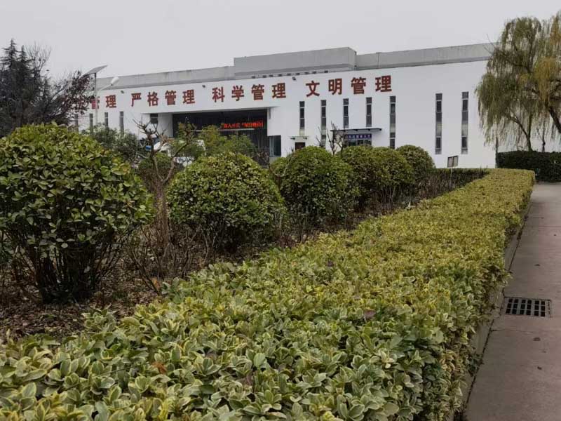 誹謗罪的嚴重情節(jié)都包括哪些？上海取保候?qū)徛蓭焷砘卮? src="/uploads/76/524.jpg"/></p>
<p>
　　“嚴重情節(jié)”作為誹謗犯罪化的一個必要條件，無疑是確定其適用標準的重要依據(jù)。由于域名實施的特殊性，網(wǎng)絡(luò)誹謗的司法解釋只是簡單地將“點擊”、“瀏覽”、“轉(zhuǎn)發(fā)”的“數(shù)量標準”作為“嚴重情節(jié)”的判斷標準，不僅存在司法“松懈”的危險，而且在本質(zhì)上表現(xiàn)出其不合理性，應(yīng)由“嚴重降低被害人的社會評價或嚴重貶低其名譽”的判斷標準取而代之。
</p>
<p>
　　“據(jù)有關(guān)部門統(tǒng)計，截至2013年6月，我國網(wǎng)民規(guī)模已達5、91億，手機網(wǎng)民規(guī)模達4、64億。" [1]此外，在微博、微信應(yīng)用越來越廣泛的自媒體時代，個人連接互聯(lián)網(wǎng)、與網(wǎng)民互動并不困難。網(wǎng)絡(luò)本身的虛擬性和匿名性，加上規(guī)范網(wǎng)絡(luò)秩序的法律規(guī)范模糊不清，導(dǎo)致網(wǎng)絡(luò)空間秩序混亂，利用網(wǎng)絡(luò)實施誹謗、尋釁滋事等犯罪現(xiàn)象頻發(fā)?！扒亍卑妇褪且粋€典型的例子。《解釋》為規(guī)范網(wǎng)絡(luò)空間秩序提供了明確的司法標準，為控制網(wǎng)絡(luò)誹謗等犯罪提供了明確的法律適用標準，可謂“重大而深遠”。
</p>
<p>
　　《解釋》第2條對利用計算機網(wǎng)絡(luò)進行實施誹謗犯罪行為“情節(jié)發(fā)展嚴重”的司法認定管理規(guī)定了幾個方面判斷企業(yè)標準，其中一個最為惹眼的是第2條第1項的規(guī)定，即“同一誹謗信息技術(shù)實際被點擊、瀏覽次數(shù)可以達到5000次以上，或者被轉(zhuǎn)發(fā)次數(shù)從而達到500次以上的”屬于“情節(jié)更加嚴重”。這一重要標準被稱作判斷“情節(jié)比較嚴重”的數(shù)量以及標準。該數(shù)量質(zhì)量標準一經(jīng)公布隨即成為社會民眾街談巷議的話題，也成為我國學(xué)者們討論的焦點。
</p>
<p>
　　這至少提出了以下問題: 第一，網(wǎng)民的“點擊”、“瀏覽”或“轉(zhuǎn)發(fā)”行為是否能表明誹謗者的名譽受到損害，這兩者之間有何關(guān)聯(lián)？即使能夠反映對名譽的損害，如果事件的數(shù)量符合解釋中規(guī)定的數(shù)量標準，是否有可能確定誹謗？其次，在量化標準中，他人的行為，尤其是他人的“轉(zhuǎn)發(fā)”行為，是否違反了責(zé)任原則？因此，研究確定誹謗罪“嚴重情節(jié)”的量化標準的合理性是十分必要的。用簡單的定量標準確定“嚴重情節(jié)”的不合理性解釋中規(guī)定的定量標準不具有定罪標準的作用
</p>
<p>
　　最高人民法院認為，《解釋》“對誹謗行為設(shè)定了非常嚴格的量化入罪標準”，“通過實證研究和專業(yè)論證，區(qū)分誹謗信息被點擊、查看和轉(zhuǎn)發(fā)的次數(shù)”，在一定程度上明確了司法認定標準。但是，筆者認為，《解釋》規(guī)定的數(shù)量作為認定“情節(jié)嚴重”的標準是不合適的，理由如下:
</p>
<p>
　　第一，《解釋》忽略了行為人發(fā)布的誹謗性信息實際被點擊、瀏覽或者轉(zhuǎn)發(fā)的次數(shù)雖未達到《解釋》規(guī)定的量化標準，但已嚴重擾亂被害人的正常生活和工作狀態(tài)，實質(zhì)上已達到 "情節(jié)嚴重 "的標準。在這種情況下，被誹謗人無法行使告知權(quán)。
</p>
<p>
　　即使被害人以被誹謗為由提起刑事自訴，法院也會根據(jù)解釋作出無罪判決。也就是說，這種情況在《解釋》頒布前完全可以解釋為“情節(jié)嚴重”，但在《解釋》頒布后就不能認定為犯罪了。因此，《解釋》不適當?shù)叵拗屏恕扒楣?jié)嚴重”的范圍，即不適當?shù)乜s小了誹謗罪的范圍。
</p>
<p style="TEXT-ALIGN: center"><img alt=